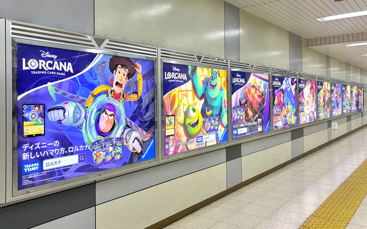 DisneyLOR_JP's tweet photo. 【お知らせ💌】

📍JR東京駅 京葉八重洲通路 にて
#ディズニーロルカナ の広告デザインを更新しました✨

7月17日（金）発売予定✨
#ディズニーロルカナ
「ヴァインズ・アタック！」
収録カードのイラストを使用したデザインになっています！

お近くにお立ち寄りの際は、ぜひご覧ください💖

※駅および駅係員へのお問い合わせはご遠慮ください。