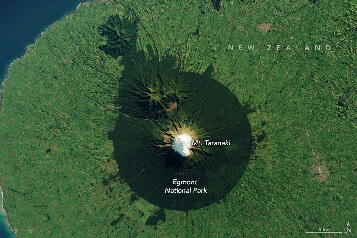 AMAZlNGNATURE's tweet photo. Mount Taranaki is surrounded by one of the world's most perfectly circular forest boundaries

A protected forest boundary creates a near-perfect circle where native forest meets farmland, making the mountain stand out from above https://t.co/zRiu8ZthdE