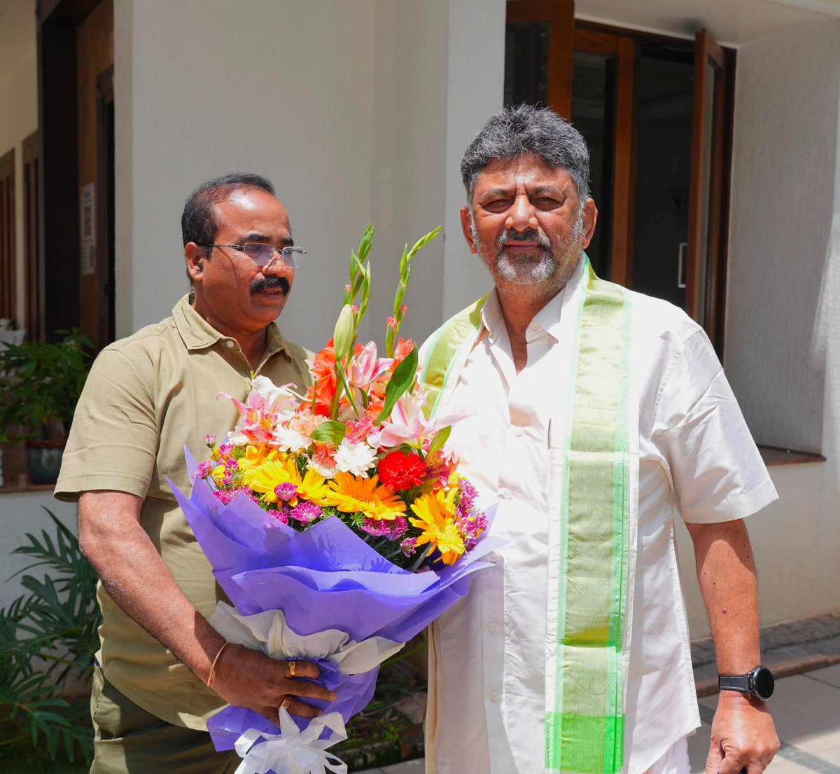 ThyagrajPuttapa's tweet photo. ನನ್ನನ್ನು ತಮ್ಮ ಮಾಧ್ಯಮ ಕಾರ್ಯದರ್ಶಿಯಾಗಿ ನೇಮಕ ಮಾಡಿರುವ ಮುಖ್ಯಮಂತ್ರಿ ಶ್ರೀ @DKShivakumar ಅವರಿಗೆ ಹೃತ್ಪೂರ್ವಕ ವಂದನೆಗಳು. ಅವರ ಜತೆ ನನ್ನ ವೃತ್ತಿ ಬಾಂಧವ್ಯಕ್ಕೆ ಒಂಬತ್ತು ವರ್ಷಗಳು. ಮತ್ತಷ್ಟು ಜವಾಬ್ದಾರಿ ಕೊಟ್ಟಿರುವ ಅವರಿಗೆ ಆಭಾರಿ. ಶುಭಕೋರಿದ ಎಲ್ಲರಿಗೂ ಧನ್ಯವಾದಗಳು..🙏 https://t.co/3SxanO0he4