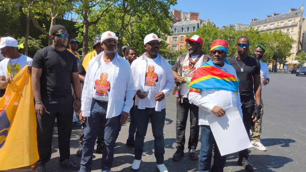 franckdiongooff's tweet photo. Première marche patriotique anti-Tshisekedi à Paris depuis son accession au pouvoir : une démonstration historique de la détermination de l’opposition patriotique

La mobilisation nationale et internationale est désormais irréversible.

Le 11 juillet 2026 restera gravé dans l’histoire de notre lutte comme une date fondatrice. J’ai eu l’honneur et la responsabilité de prendre part à la première grande marche patriotique organisée à Paris depuis l’accession de Félix Tshisekedi au pouvoir, marquant ainsi un tournant décisif dans la mobilisation de notre peuple.

Notre message, porté avec force et clarté, ne souffre d’aucune ambiguïté : non au changement de la Constitution, non à un troisième mandat, non à toute tentative de glissement institutionnel, et exigence du départ immédiat de Félix Tshisekedi.

Face aux intimidations, aux pressions et aux manœuvres de découragement, les Congolaises et les Congolais de la diaspora ont répondu avec une dignité exemplaire, une discipline remarquable et une détermination inébranlable. Leur mobilisation témoigne de leur attachement profond aux valeurs démocratiques, au respect de la Constitution et à l’avenir de notre nation.

Cette marche constitue l’aboutissement des résolutions adoptées lors du premier Conclave international du Mouvement Radical pour le Changement MRC, au cours duquel j’avais pris l’engagement d’organiser cette mobilisation. Cet engagement a été tenu. Ensemble, les forces patriotiques ont démontré leur capacité à s’unir, à se structurer et à agir avec efficacité autour d’un objectif commun.

Le même jour, les autorités françaises ont accordé deux autorisations de manifester sur des itinéraires distincts : l’une à l’opposition patriotique, l’autre aux soutiens du pouvoir de Kinshasa.

J’ai personnellement constaté l’ampleur exceptionnelle de la mobilisation de notre marche, qui a rassemblé un nombre significatif de Congolais et d’amis du Congo venus exprimer leurs convictions dans le strict respect de la loi et de l’ordre public.

J’ai également constaté qu’au point de rassemblement de la manifestation des soutiens du pouvoir, aucun cortège n’a pu se constituer. Les forces de l’ordre, pourtant mobilisées, ont dû encadrer une marche qui, en définitive, n’a pas eu lieu faute de participants, révélant ainsi l’isolement croissant du régime.

J’adresse mes remerciements les plus sincères et les plus appuyés à toutes les forces patriotiques qui ont contribué à la réussite de cette initiative. Je salue en particulier le Bataillon Front Populaire, le Mouvement Radical pour le Changement MRC, Sauvons la RDC, la DDC basée à Lausanne Suisse, Diaspora Plurielle, ainsi que le Gouvernement congolais en exil basé à Londres. J’exprime également ma profonde reconnaissance à toutes les autres organisations et à l’ensemble des patriotes engagés dans cette mobilisation.

J’adresse enfin ma gratitude la plus profonde à toutes les Congolaises et à tous les Congolais, ainsi qu’aux amis du Congo, qui ont répondu à cet appel avec responsabilité, courage et discipline, contribuant ainsi à écrire une page importante de notre histoire collective.

Cette marche ne constitue pas un aboutissement, mais le point de départ d’une dynamique irréversible. Elle ouvre une nouvelle phase de notre engagement pour une République démocratique du Congo libre, souveraine, réconciliée, respectueuse de l’État de droit et des principes démocratiques. Notre détermination demeure totale et notre combat se poursuivra sans relâche jusqu’à la victoire.

Fait à Bruxelles, le 13 juillet 2026.

Franck Diongo