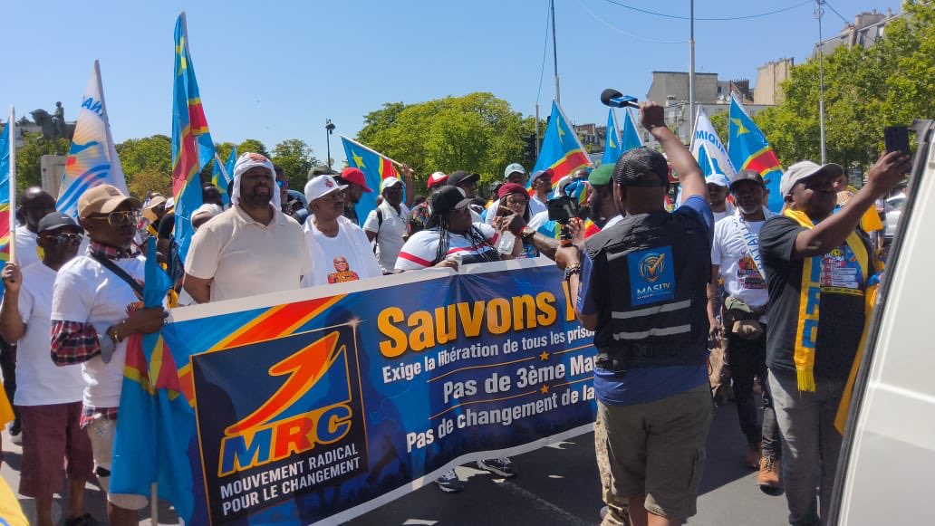 franckdiongooff's tweet photo. Première marche patriotique anti-Tshisekedi à Paris depuis son accession au pouvoir : une démonstration historique de la détermination de l’opposition patriotique

La mobilisation nationale et internationale est désormais irréversible.

Le 11 juillet 2026 restera gravé dans l’histoire de notre lutte comme une date fondatrice. J’ai eu l’honneur et la responsabilité de prendre part à la première grande marche patriotique organisée à Paris depuis l’accession de Félix Tshisekedi au pouvoir, marquant ainsi un tournant décisif dans la mobilisation de notre peuple.

Notre message, porté avec force et clarté, ne souffre d’aucune ambiguïté : non au changement de la Constitution, non à un troisième mandat, non à toute tentative de glissement institutionnel, et exigence du départ immédiat de Félix Tshisekedi.

Face aux intimidations, aux pressions et aux manœuvres de découragement, les Congolaises et les Congolais de la diaspora ont répondu avec une dignité exemplaire, une discipline remarquable et une détermination inébranlable. Leur mobilisation témoigne de leur attachement profond aux valeurs démocratiques, au respect de la Constitution et à l’avenir de notre nation.

Cette marche constitue l’aboutissement des résolutions adoptées lors du premier Conclave international du Mouvement Radical pour le Changement MRC, au cours duquel j’avais pris l’engagement d’organiser cette mobilisation. Cet engagement a été tenu. Ensemble, les forces patriotiques ont démontré leur capacité à s’unir, à se structurer et à agir avec efficacité autour d’un objectif commun.

Le même jour, les autorités françaises ont accordé deux autorisations de manifester sur des itinéraires distincts : l’une à l’opposition patriotique, l’autre aux soutiens du pouvoir de Kinshasa.

J’ai personnellement constaté l’ampleur exceptionnelle de la mobilisation de notre marche, qui a rassemblé un nombre significatif de Congolais et d’amis du Congo venus exprimer leurs convictions dans le strict respect de la loi et de l’ordre public.

J’ai également constaté qu’au point de rassemblement de la manifestation des soutiens du pouvoir, aucun cortège n’a pu se constituer. Les forces de l’ordre, pourtant mobilisées, ont dû encadrer une marche qui, en définitive, n’a pas eu lieu faute de participants, révélant ainsi l’isolement croissant du régime.

J’adresse mes remerciements les plus sincères et les plus appuyés à toutes les forces patriotiques qui ont contribué à la réussite de cette initiative. Je salue en particulier le Bataillon Front Populaire, le Mouvement Radical pour le Changement MRC, Sauvons la RDC, la DDC basée à Lausanne Suisse, Diaspora Plurielle, ainsi que le Gouvernement congolais en exil basé à Londres. J’exprime également ma profonde reconnaissance à toutes les autres organisations et à l’ensemble des patriotes engagés dans cette mobilisation.

J’adresse enfin ma gratitude la plus profonde à toutes les Congolaises et à tous les Congolais, ainsi qu’aux amis du Congo, qui ont répondu à cet appel avec responsabilité, courage et discipline, contribuant ainsi à écrire une page importante de notre histoire collective.

Cette marche ne constitue pas un aboutissement, mais le point de départ d’une dynamique irréversible. Elle ouvre une nouvelle phase de notre engagement pour une République démocratique du Congo libre, souveraine, réconciliée, respectueuse de l’État de droit et des principes démocratiques. Notre détermination demeure totale et notre combat se poursuivra sans relâche jusqu’à la victoire.

Fait à Bruxelles, le 13 juillet 2026.

Franck Diongo