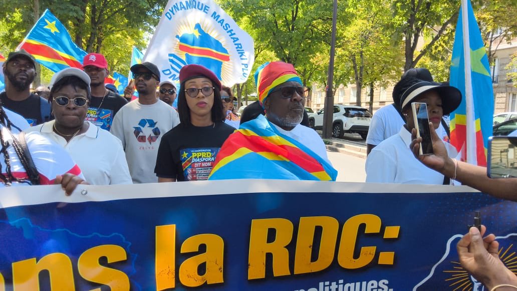 franckdiongooff's tweet photo. Première marche patriotique anti-Tshisekedi à Paris depuis son accession au pouvoir : une démonstration historique de la détermination de l’opposition patriotique

La mobilisation nationale et internationale est désormais irréversible.

Le 11 juillet 2026 restera gravé dans l’histoire de notre lutte comme une date fondatrice. J’ai eu l’honneur et la responsabilité de prendre part à la première grande marche patriotique organisée à Paris depuis l’accession de Félix Tshisekedi au pouvoir, marquant ainsi un tournant décisif dans la mobilisation de notre peuple.

Notre message, porté avec force et clarté, ne souffre d’aucune ambiguïté : non au changement de la Constitution, non à un troisième mandat, non à toute tentative de glissement institutionnel, et exigence du départ immédiat de Félix Tshisekedi.

Face aux intimidations, aux pressions et aux manœuvres de découragement, les Congolaises et les Congolais de la diaspora ont répondu avec une dignité exemplaire, une discipline remarquable et une détermination inébranlable. Leur mobilisation témoigne de leur attachement profond aux valeurs démocratiques, au respect de la Constitution et à l’avenir de notre nation.

Cette marche constitue l’aboutissement des résolutions adoptées lors du premier Conclave international du Mouvement Radical pour le Changement MRC, au cours duquel j’avais pris l’engagement d’organiser cette mobilisation. Cet engagement a été tenu. Ensemble, les forces patriotiques ont démontré leur capacité à s’unir, à se structurer et à agir avec efficacité autour d’un objectif commun.

Le même jour, les autorités françaises ont accordé deux autorisations de manifester sur des itinéraires distincts : l’une à l’opposition patriotique, l’autre aux soutiens du pouvoir de Kinshasa.

J’ai personnellement constaté l’ampleur exceptionnelle de la mobilisation de notre marche, qui a rassemblé un nombre significatif de Congolais et d’amis du Congo venus exprimer leurs convictions dans le strict respect de la loi et de l’ordre public.

J’ai également constaté qu’au point de rassemblement de la manifestation des soutiens du pouvoir, aucun cortège n’a pu se constituer. Les forces de l’ordre, pourtant mobilisées, ont dû encadrer une marche qui, en définitive, n’a pas eu lieu faute de participants, révélant ainsi l’isolement croissant du régime.

J’adresse mes remerciements les plus sincères et les plus appuyés à toutes les forces patriotiques qui ont contribué à la réussite de cette initiative. Je salue en particulier le Bataillon Front Populaire, le Mouvement Radical pour le Changement MRC, Sauvons la RDC, la DDC basée à Lausanne Suisse, Diaspora Plurielle, ainsi que le Gouvernement congolais en exil basé à Londres. J’exprime également ma profonde reconnaissance à toutes les autres organisations et à l’ensemble des patriotes engagés dans cette mobilisation.

J’adresse enfin ma gratitude la plus profonde à toutes les Congolaises et à tous les Congolais, ainsi qu’aux amis du Congo, qui ont répondu à cet appel avec responsabilité, courage et discipline, contribuant ainsi à écrire une page importante de notre histoire collective.

Cette marche ne constitue pas un aboutissement, mais le point de départ d’une dynamique irréversible. Elle ouvre une nouvelle phase de notre engagement pour une République démocratique du Congo libre, souveraine, réconciliée, respectueuse de l’État de droit et des principes démocratiques. Notre détermination demeure totale et notre combat se poursuivra sans relâche jusqu’à la victoire.

Fait à Bruxelles, le 13 juillet 2026.

Franck Diongo