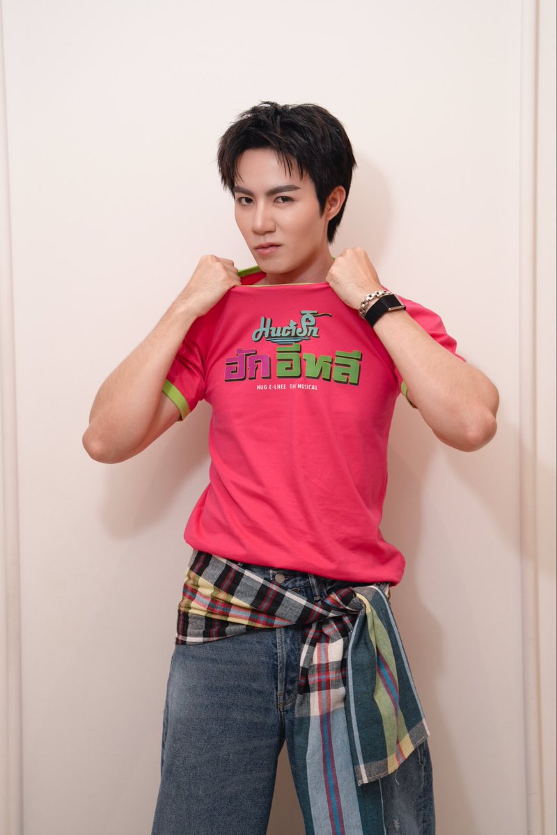 HUGELHEESeries's tweet photo. พิธีบวงสรวง มนต์รักฮักอีหลี HUG E-LHEE : Somtum Rhapsody 🌶️

ซี พฤกษ์ พานิช 
รับบทเป็น ช้าง

Hug E Lhee Worship
#บวงสรวงมนต์รักฮักอีหลี https://t.co/HrQYVMFODq