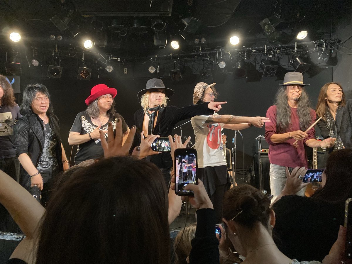 parallel_3kr's tweet photo. 昨日は、ラブロックとKATAMALIのライヴ。
どちらもカッコよかった。
直樹とOZMAさん、互いにリスペクトし合ってるんだなぁと思えて、嬉しかった。
あかねちゃん、演らなかったなと思ったら最後のセッションだったよ。
なんてスペシャル〜。
また観たいから配信買っちゃおうかな。

#THELOVEROCKVIOLENT https://t.co/UKJ75lOhwi
