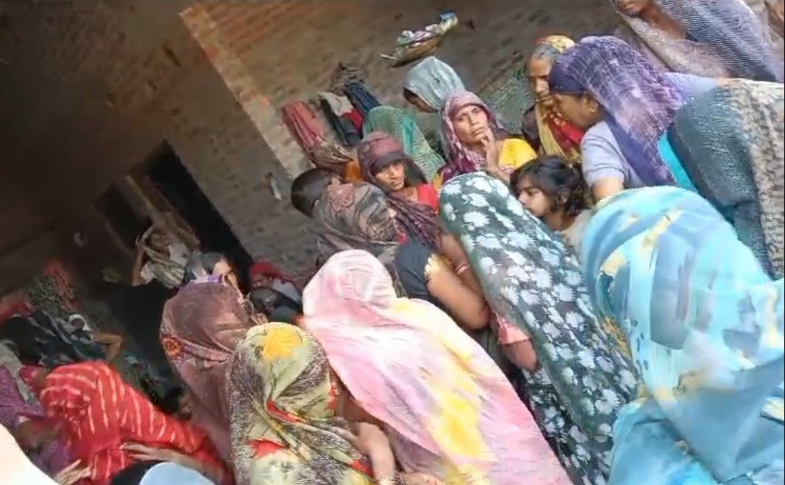 CDN24X7's tweet photo. बदायूं ब्रेकिंग:संदिग्ध परिस्थिति में फंदे पर लटका मिला महिला का शव।महिला की मौत से परिवार में कोहराम।सूचना पर पहुंची पुलिस ने शव कब्जे में लेकर पोस्टमार्टम को भेजा।पुलिस मामले की जांच में जुटी।पूरा मामला जरीफनगर थाना क्षेत्र के सलामतपुर गांव का #Badaun  @budaunpolice @Uppolice https://t.co/oi0LNM0g96