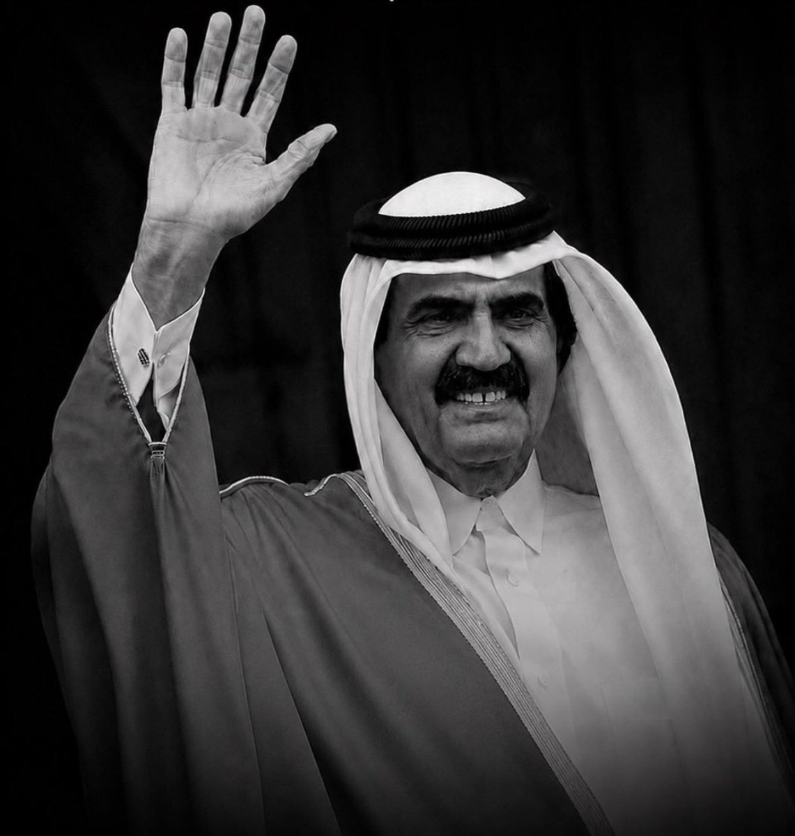 A_AlAthbah's tweet photo. رحم الله الأمير الوالد الشيخ حمد بن خليفة آل ثاني وعزاؤنا اختياره صاحب السمو الشيخ تميم بن حمد قائدا للبلاد حين سلمه القيادة في 2013.
أصدر الدستور، وأسس اقتصادا،
وأسس مدرسة السياسة والإعلام  والدبلوماسية.
قائد تاريخي.. أخرج قطر من وحشة الجغرافيا لصدارة العالم.
رحل جسده وبقي نهجه https://t.co/nyniRgIuip