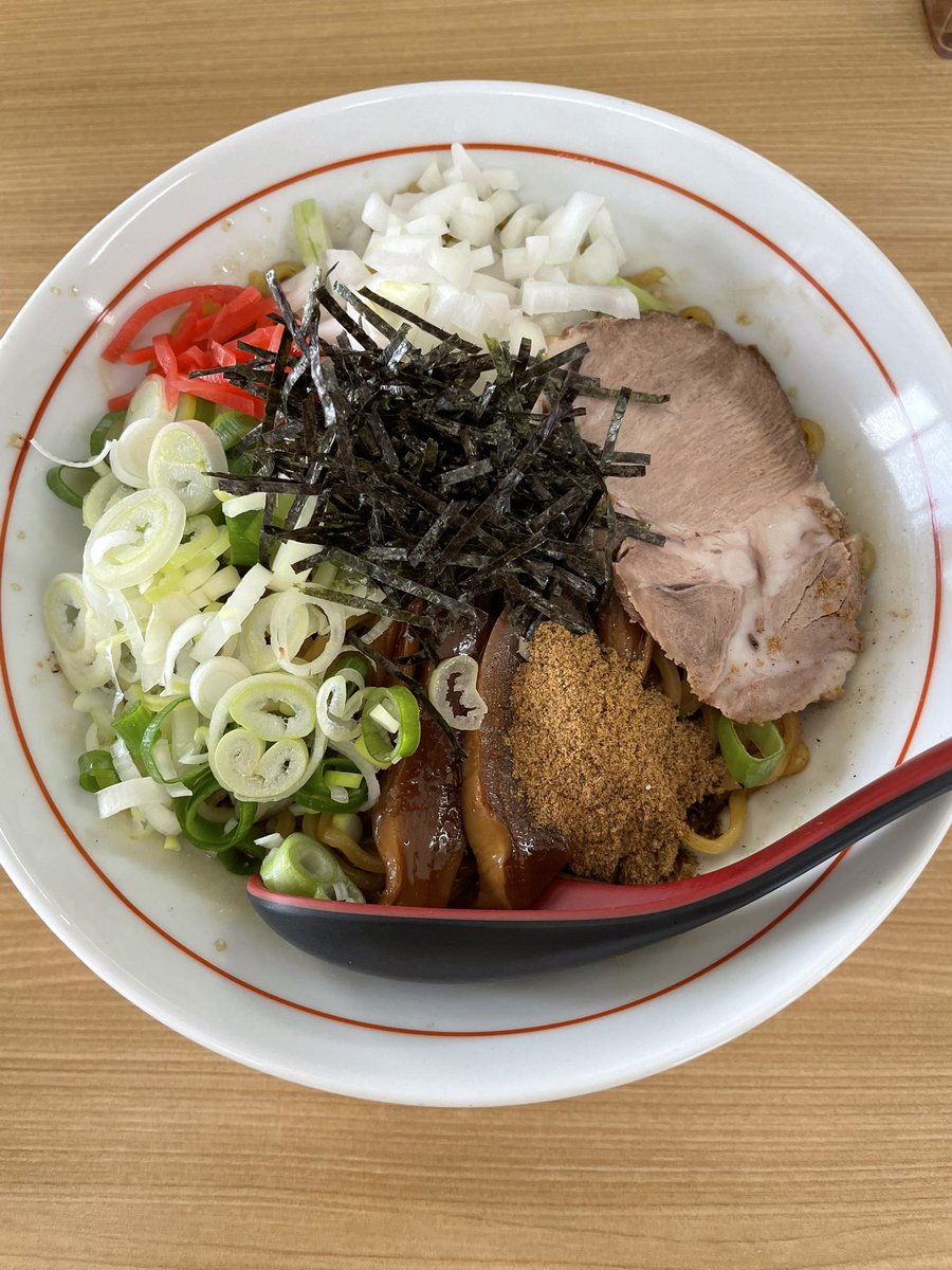 dai_sekkotsuin's tweet photo. だし屋さんで満腹まぜそば
卓上調味料が豊富で味変が楽しい✌️ https://t.co/kyT0vvdvb5