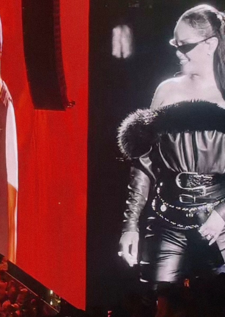Yeeezyrih's tweet photo. Rihanna performed “Run This Town” and “B*tch Better Have My Money” at Jay Z’s anniversary concert tonight https://t.co/Fbq3KMc4ho