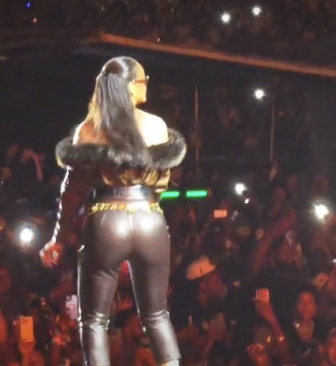 jamesjointblvd's tweet photo. RIHANNA OMGGGGG https://t.co/qSosBYNOn4