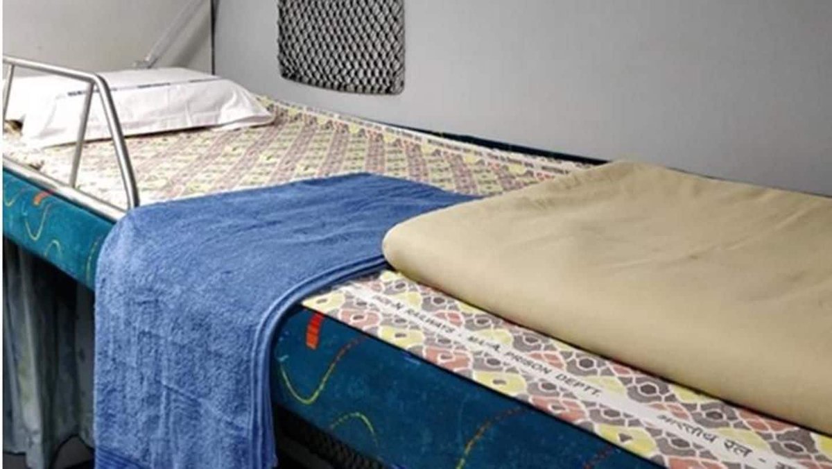 Radio_India_'s tweet photo. 🚨Most stolen bedroll items from Indian Railways (Last 4 years)🫠

Face towels: 46.54 lakh
Bedsheets: 41.13 lakh
Pillow covers: 23.59 lakh
Blankets: 12.95 lakh
Pillows: 2.76 lakh

Bikaner and Ranchi are worst hit division https://t.co/A2hPkdvp96