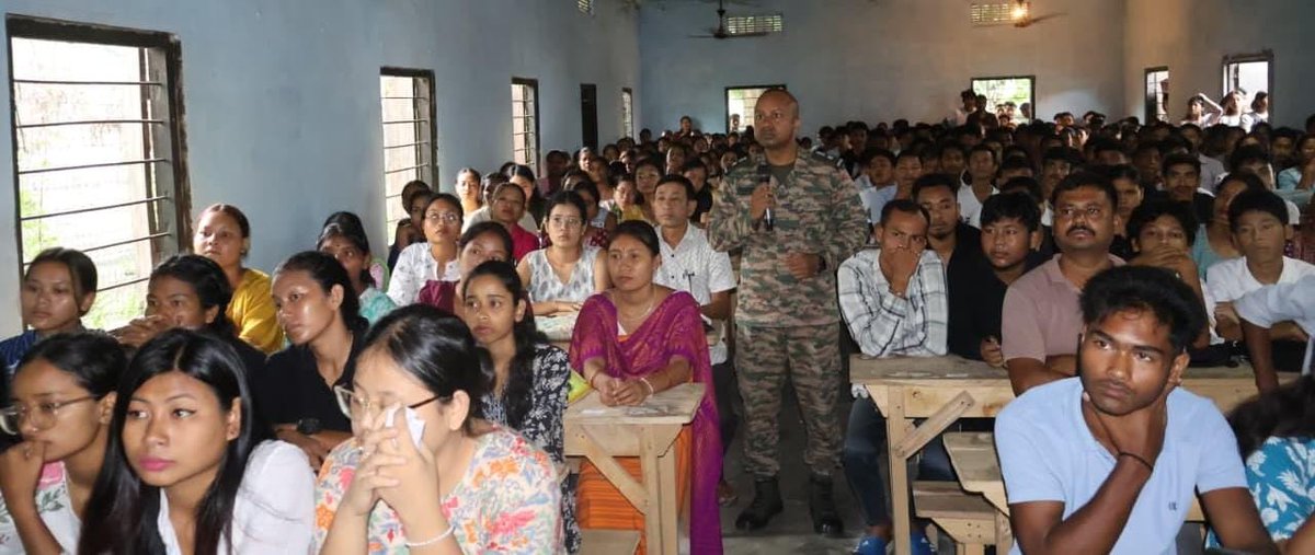 GajrajCorps_IA's tweet photo. 𝑬𝒎𝒑𝒐𝒘𝒆𝒓𝒊𝒏𝒈 𝒕𝒉𝒆 𝒀𝒐𝒖𝒕𝒉 𝒇𝒐𝒓 𝑵𝒂𝒕𝒊𝒐𝒏 𝑩𝒖𝒊𝒍𝒅𝒊𝒏𝒈

As part of the #IndianArmy's Youth Empowerment Initiative, #RedHornsDivision, under the aegis of #GajrajCorps, organised a motivational &  educational lecture at Tamulpur Commerce College to inspire young minds to pursue a career in the Armed Forces. The event was graced by #ShriBiswajitDaimary, #Hon'bleMinisterofSportsandYouth Welfare, Assam.

 The session highlighted career opportunities in the military while reinforcing the values of patriotism, discipline, leadership, and selfless service.

#IndianArmy की Youth Empowerment Initiative के तहत, #GajrajCorps के तत्वावधान में #RedHornsDivision ने Tamulpur Commerce College में युवाओं को Armed Forces में करियर बनाने के लिए प्रेरित करने हेतु एक प्रेरणादायक एवं शैक्षिक व्याख्यान आयोजित किया। इस कार्यक्रम में #ShriBiswajitDaimary, #Hon'bleMinisterofSportsandYouthWelfare, Assam मुख्य अतिथि के रूप में उपस्थित रहे।

इस सत्र में Armed Forces में उपलब्ध करियर के अवसरों की जानकारी दी गई तथा देशभक्ति, अनुशासन, नेतृत्व और निस्वार्थ सेवा जैसे मूल्यों के महत्व पर प्रकाश डाला गया।

#NationFirst
#ServeTheNation
#FutureWarriors

@adgpi  @easterncomd @PROTEZPUR @prodefgau