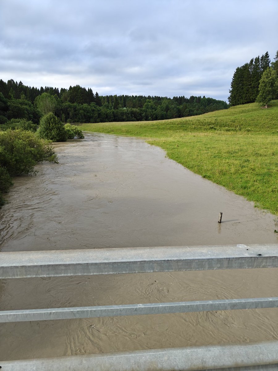 JuhoYho's tweet photo. Somerolla ukkosmyrsky eilen, keskusta tulvii ja tiet sortuivat. Tässä kaksi kuvaa Rekijoelta, 20km Somerolta kohti Itämerta, otettuna n. 12h välein eilen ja tänään. Lähes kevättulvaan verrattava vesimäärä hetkessä.
#ukkonen #sää https://t.co/WR17zu1vnx