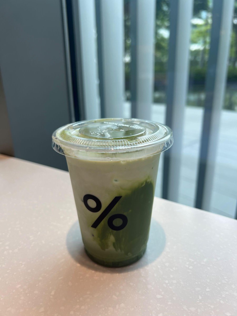 5lgHTULRuFhe78O's tweet photo. Try this 2-min iced matcha latte! Whisk matcha powder, hot water, add ice + oat milk, done. Smooth, creamy, perfect for busy mornings. #QuickDrinks #MatchaLovers, https://t.co/to2HohI63W
