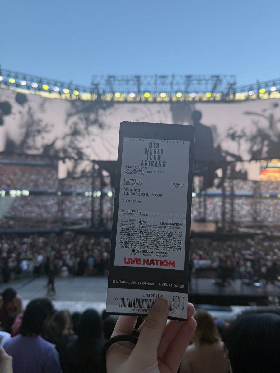 Kelly ♡ seeing BTS 🇰🇷🇩🇪🇫🇷 tweet media