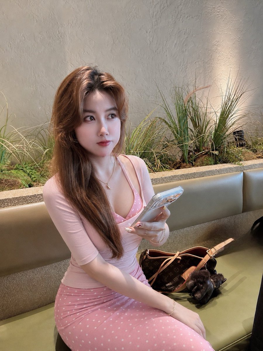 Hoàng Yến tweet media