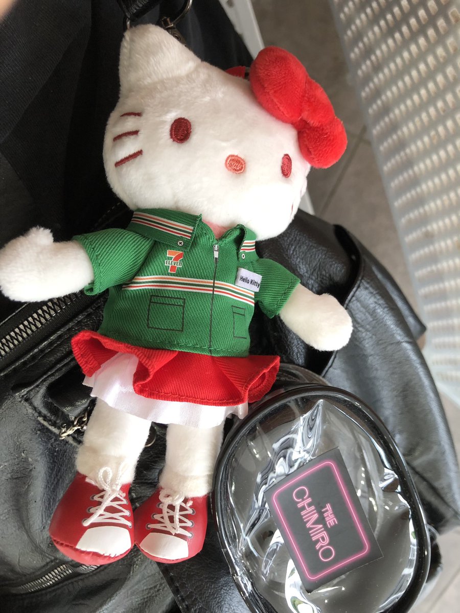 ery212rock's tweet photo. 睡眠時間２時間の店長です。
仕事終わらせてまた夜中に出勤だから
自分の店のラウンジでまったり☕️
自分で作ったベーカリー🥐を
ほおばる。
風が気持ちいい🫧

yoshikiさんのkittyずきを思い出して
買って早速つけたkittyちゃんと
一緒❤️ https://t.co/2bjYW0Njoh