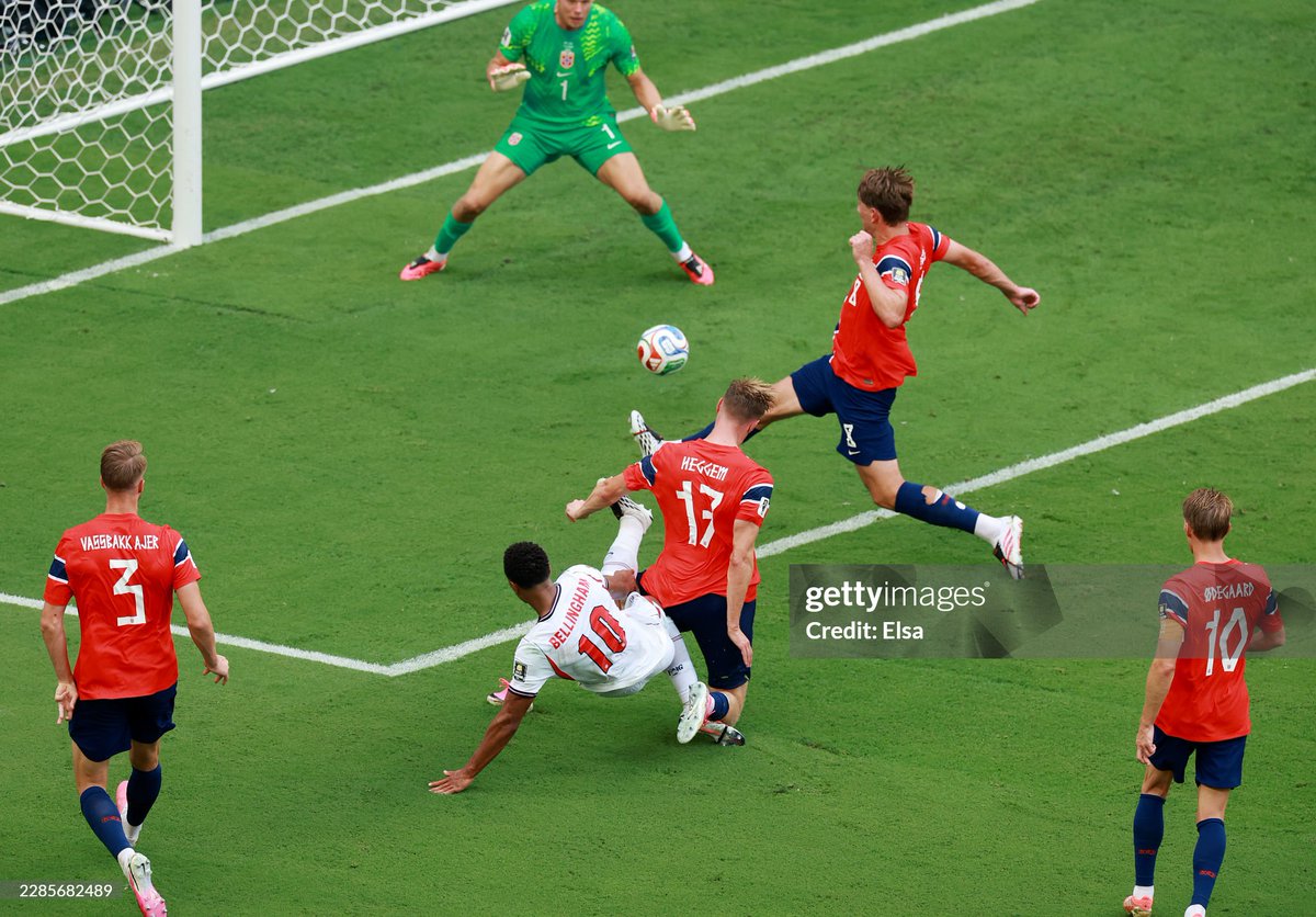 CopaLendas's tweet photo. Jude Bellingham, Inglaterra 🏴.
Noruega 🇳🇴 1 x 2 🏴 Inglaterra.
Copa do Mundo de 2026, Estados Unidos 🇺🇸/México 🇲🇽/Canadá 🇨🇦.
#bellingham #england #worldcup2026 #copa2026 #usa26 #fifa #legend #englishteam #thethreelions #thefa #nike #hardrockstadium #miami #panini #eng #weare26 https://t.co/6BLbgddMEJ