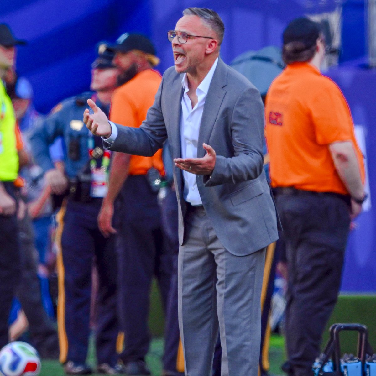 ActuMarocOff's tweet photo. Il était 𝐈𝐌𝐏𝐎𝐒𝐒𝐈𝐁𝐋𝐄 de battre la France, à cause de différents facteurs ❌🇫🇷 : 

- Blessés : Abde, Saibari, Aguerd et Riad 🤕

- Le Maroc à joué 𝟑 𝐍𝐀𝐓𝐈𝐎𝐍�� 𝐃𝐔 𝐓𝐎𝐏 𝟏𝟎 😳

- Ouahbi à fait une liste en arrivant 𝟑 𝐌𝐎𝐈𝐒 avant la CDM (comme Regragui) 👏 https://t.co/1dmYcI9ELv
