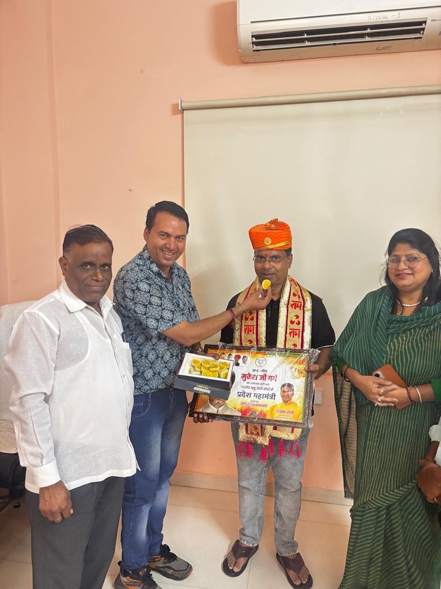 Devendrarahi77's tweet photo. भाजपा प्रदेश कार्यालय जयपुर में भाजपा अनुसूचित जाति मोर्चा के लगातार 6 वी बार प्रदेश महामंत्री बनने पर आदरणीय डॉ. मुकेश जी गर्ग का मोर्चे के प्रदेश  पदाधिकारीयो व अन्य कार्यकर्ताओं की मौजूदगी में अभिनंदन किया। https://t.co/2zNuvs7Qrp