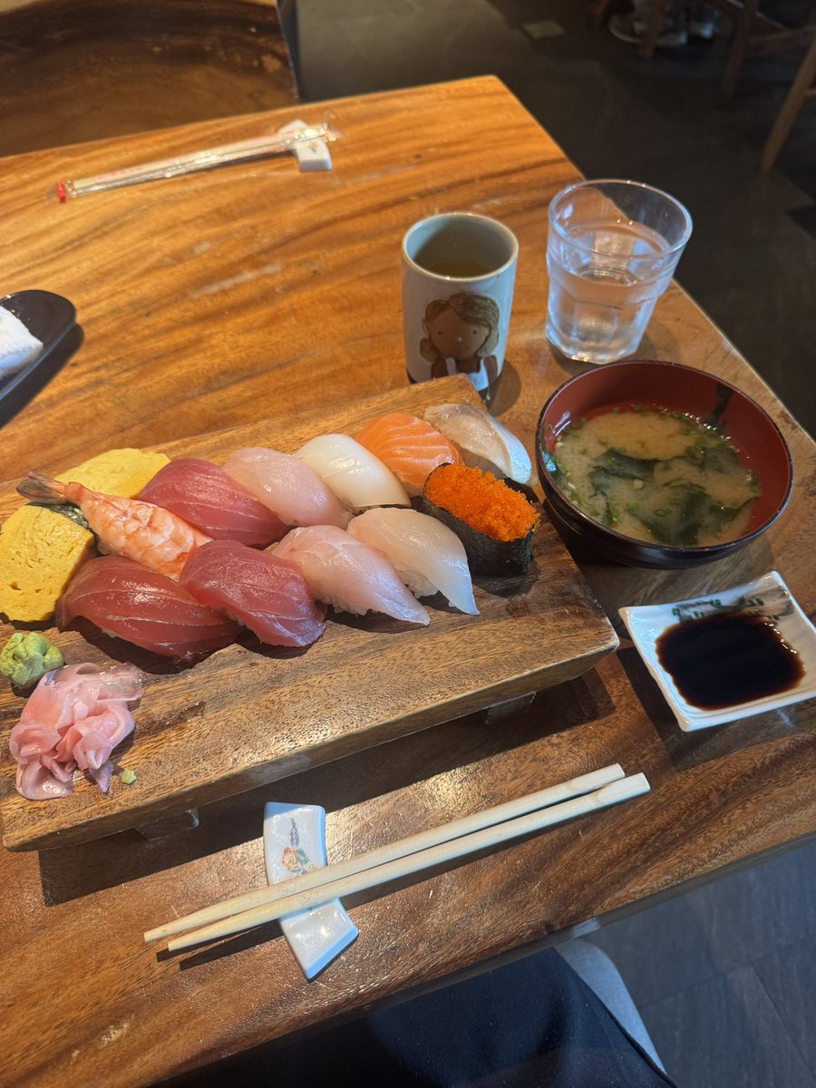 ai_tf_425's tweet photo. 日本のお米で味噌汁ついてお寿司を580ペソで食べれる一本槍っていう日本食レストラン個人的にはかなりおすすめ😊✨
Wi-Fiもあるから提供されるまでの時間にパソコン作業とかできるし、ランチタイムは食前にサラダ、食後にコーヒーもつくので高コスパかなと⭐️
美味しかった〜！ https://t.co/tgY6XPIpph