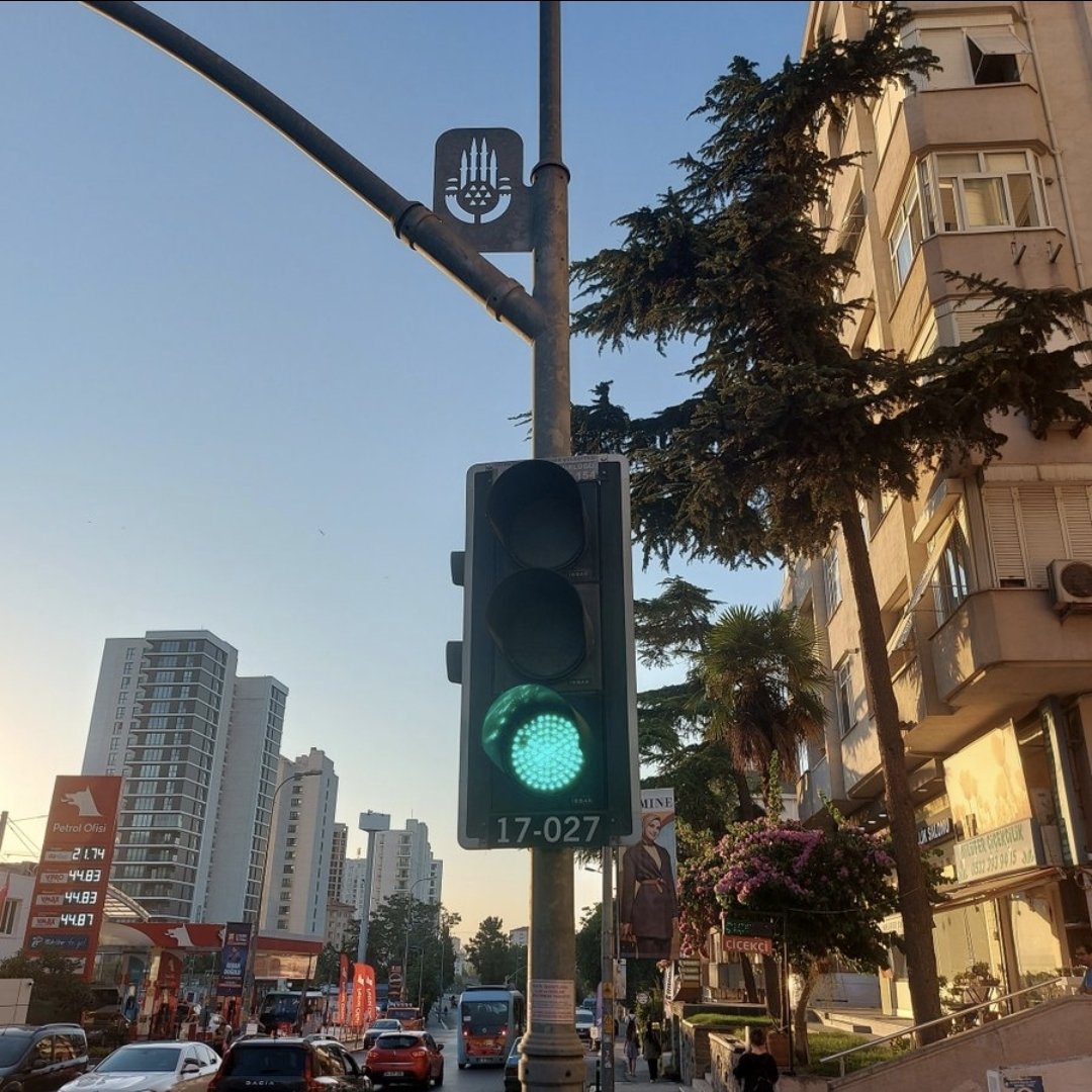aslis10's tweet photo. @TrafikEgm @istanbulbld @kartalbld 
Daha önce pek çok kez bildirimde bulundum. Üsküdar Caddesi Başak Marmaray durağına geçişi sağlayan trafik ışıklarında sürücüler durmuyor. Daha bu sabah yaya yeşil ışığında karşıdan karşıya geçerken 34 Hjk 858 plakalı araç https://t.co/0eRe9I77aX