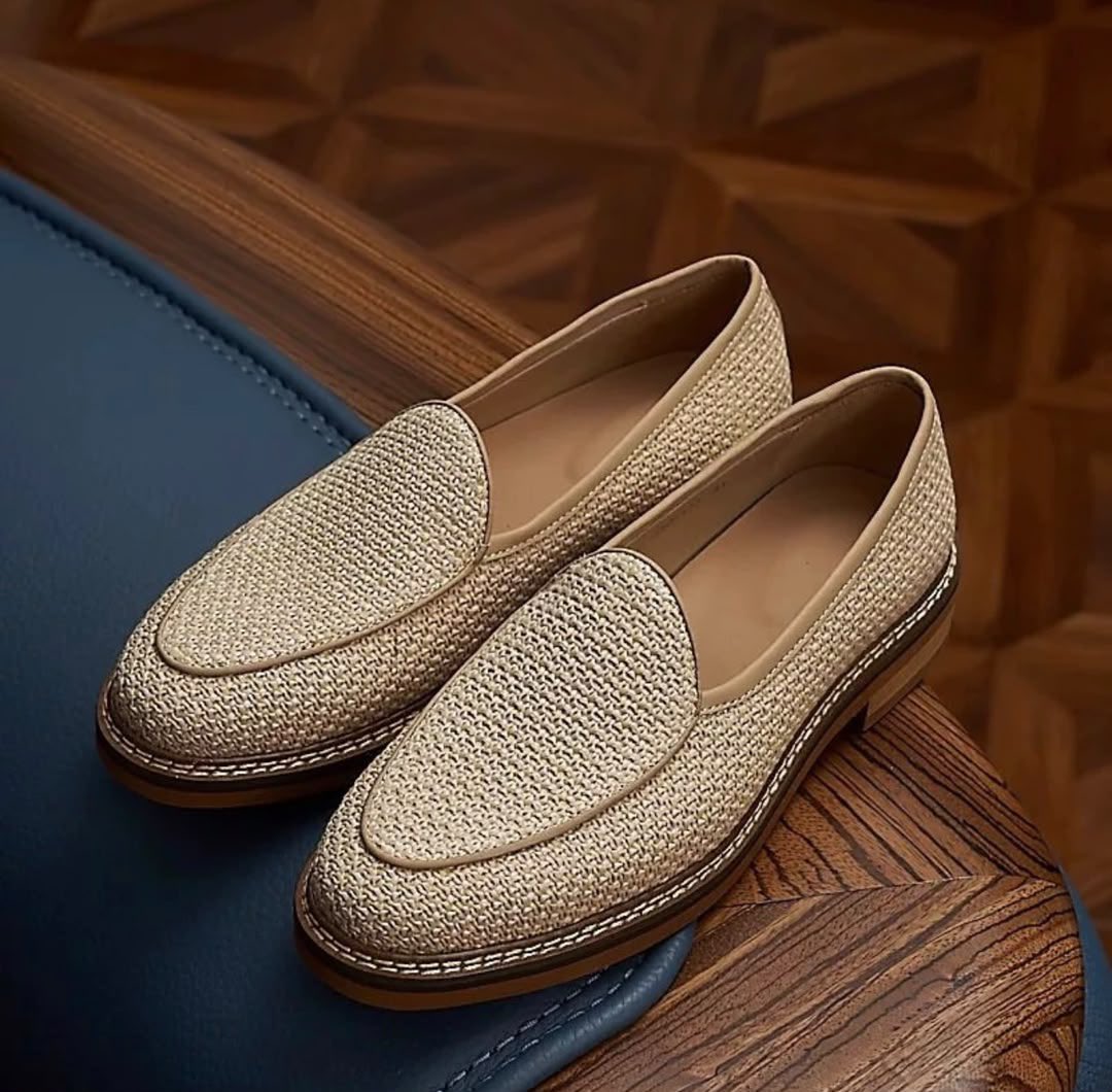 MelissaFifen's tweet photo. Un mocassin en raphia tressé qui respire l’élégance estivale. Léger, confortable et facile à assortir, il accompagne aussi bien un ensemble en lin qu’un pantalon chino pour un look chic et décontracté.

☀️ Idéal pour les sorties, les vacances, les cérémonies ou un dîner en terrasse.

📩 Disponible 
Livraison possible partout au Cameroun.

🏷️ 45000fr 
☎️ 699799912
Lien du groupe : https://t.co/K2OboDe1Ua