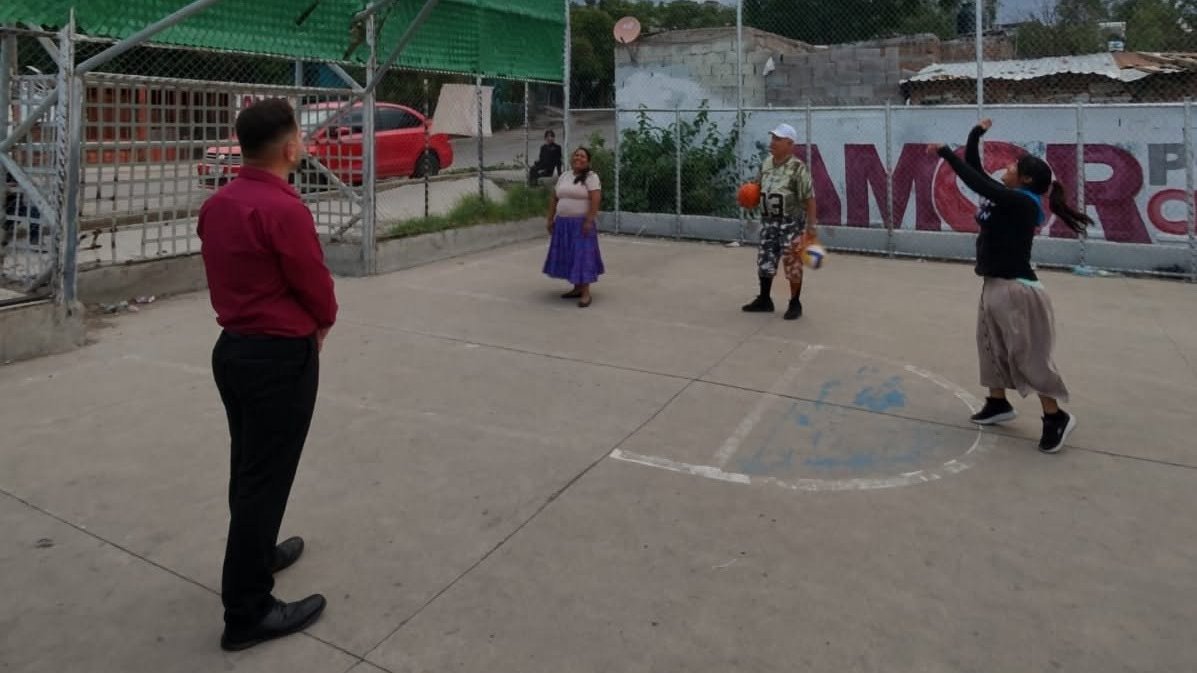 GabrieAndre1's tweet photo. Esta tarde compartimos una bonita jornada de actividad física junto a las infancias y juventudes de las colonias Martín López y Ramón Reyes. También hicimos entrega de balones para que sigan disfrutando del deporte, fortaleciendo la convivencia y construyendo comunidad. https://t.co/rwiTuDHLxS