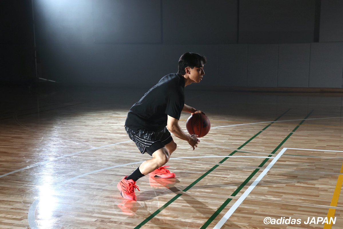 jbasket_jp's tweet photo. 【河村勇輝】アディダスとパートナーシップ契約締結／ブランドアンバサダーに就任🎙️
⁡
「アディダスとともに、自分の力を最大限発揮しながら、バスケットボール、そしてスポーツの素晴らしさを世界中に届けていきたいと思っています」
⁡
憧れの存在については、アディダス契約選手でもあるデリック・ローズの名前を挙げた。
⁡
「子どもの頃から父と一緒にNBAを見て、デリック・ローズ選手のプレーを見て育ったと言っても過言ではありません。シカゴでは直接『頑張ってよ』と声をかけてもらい、その言葉は今でも心に響いています」
⁡
シューズについては、日本人選手の足に合わせて開発されたフィット感を高く評価。
⁡
「履いた瞬間からフィットしていると感じました。グリップ力やフィット感が縦横の動きをしっかり支えてくれて、自分の能力を最大限に引き出してくれるシューズだと思います」
⁡
また、シューズ選びで大切にしているポイントについては、
⁡
「自分のプレースタイルに合ったものを選ぶこと、そしてサイズ感も大事。僕はグリップ力とフィット感を重視しています。アメリカでは地域によってコートの環境も違うので、どんなコートでも自分のプレーを発揮できるシューズを意識して選んでいます」

Jbasket視点
NBAサマーリーグで世界へ挑戦を続ける河村。その歩みはコート上だけでなく、世界的ブランドのアンバサダーという新たなステージにも広がった。日本バスケットボールの価値を世界へ発信する存在として、その挑戦はますます注目を集めそうだ。
⁡
#河村勇輝
@KawamuraYuki 
#アディダス #adidas 
@adidasJP