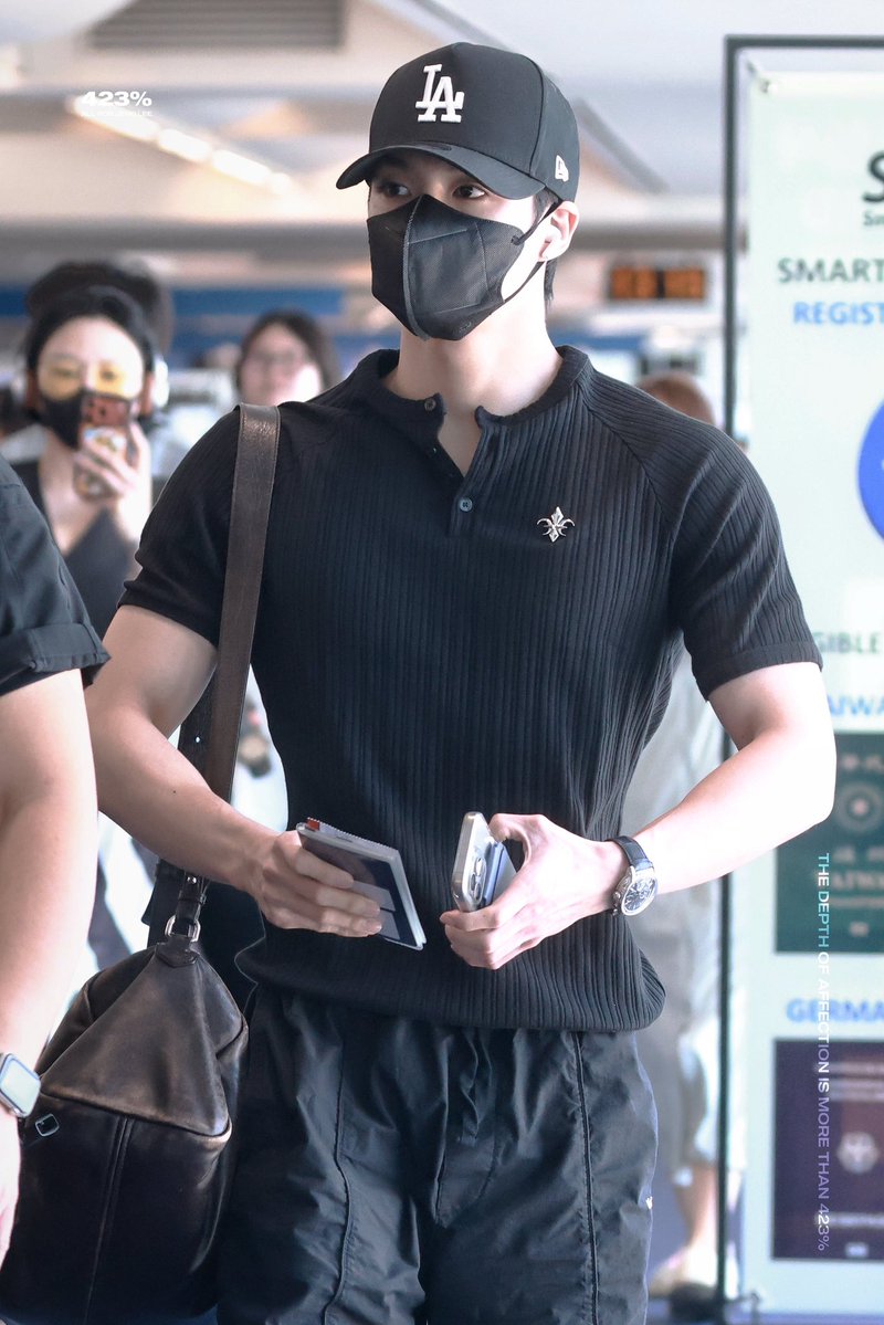 jenmong23's tweet photo. he so big 😭 https://t.co/4GR7lDsGFv