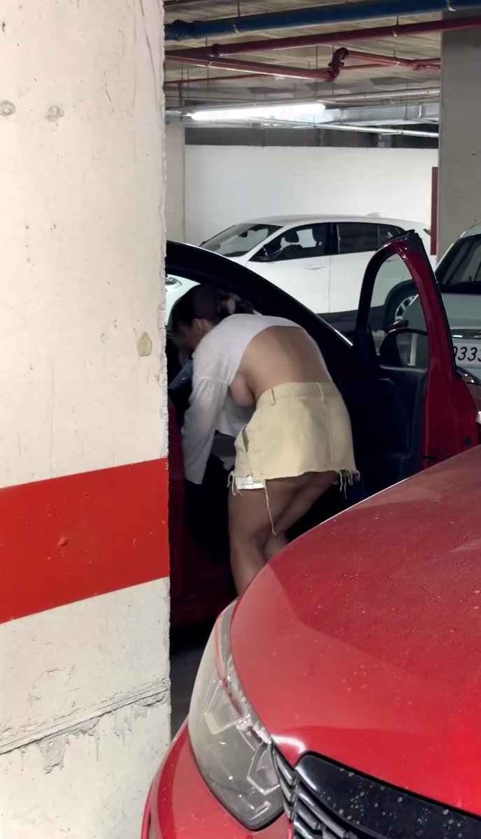 guy2cuck's tweet photo. Changing in her car https://t.co/wy4xR5P3Rp