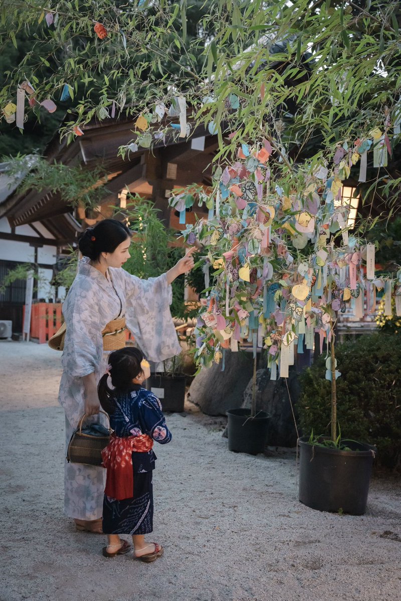 nuibenotsukasa's tweet photo. 祇園祭で賑わっていますが
他の寺社でも"京の夏の旅"特別公開が目白押し
その中の上賀茂神社の夜間参拝、足つけ夕涼みの内覧会へ

ならの小川の頭上には一千個にも及ぶ風鈴が
酷暑を忘れさせてくれるひととき
暑い暑い京都ではなく、涼しい京都はいかがですか
七夕飾りもあり境内は賑やかです https://t.co/AeRELSMTQ0