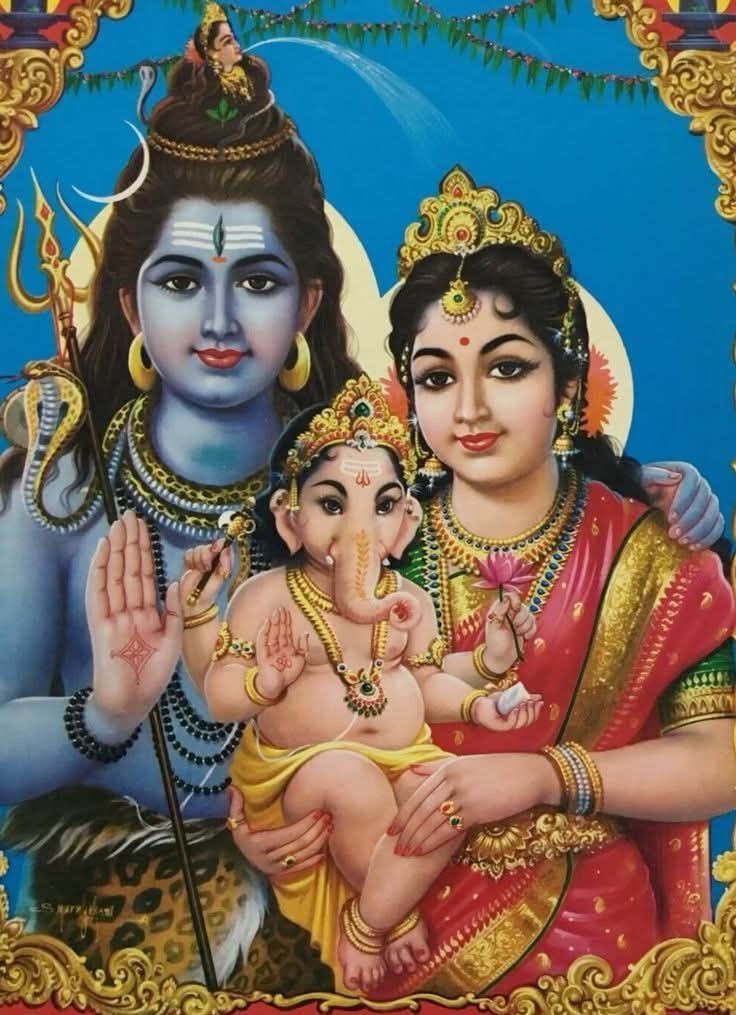 YogiBharatX's tweet photo. वैभव महलों में नहीं, आपसी प्रेम और संतोष में है। कैलाश के अधिपति जब सपरिवार बैठते हैं, तो ऐश्वर्य भी इस सादगी के आगे शीश झुकाता है.. हर हर महादेव..🌸🔱 https://t.co/6cey2SZ5tb