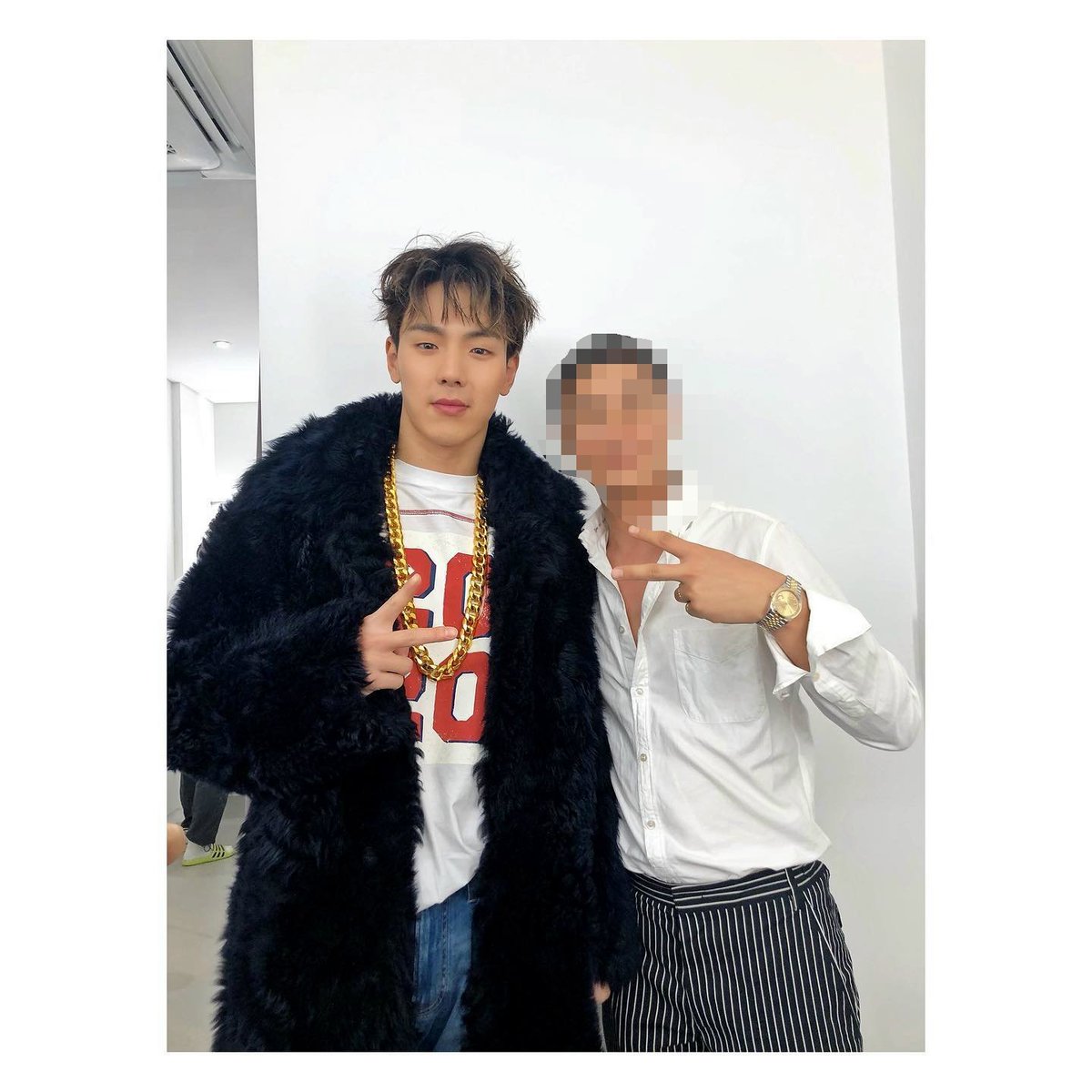H_ONE_A's tweet photo. 200827 스타일리스트님 IG

넌 어느 별에서 왔니?? 😍
모 하나 흠 잡을게 없는 친구와~~
피지컬 훌륭해 매너남이야 인물 좋아 심지어 귀여워

#셔누 #SHOWNU https://t.co/R6TN5WgVUx