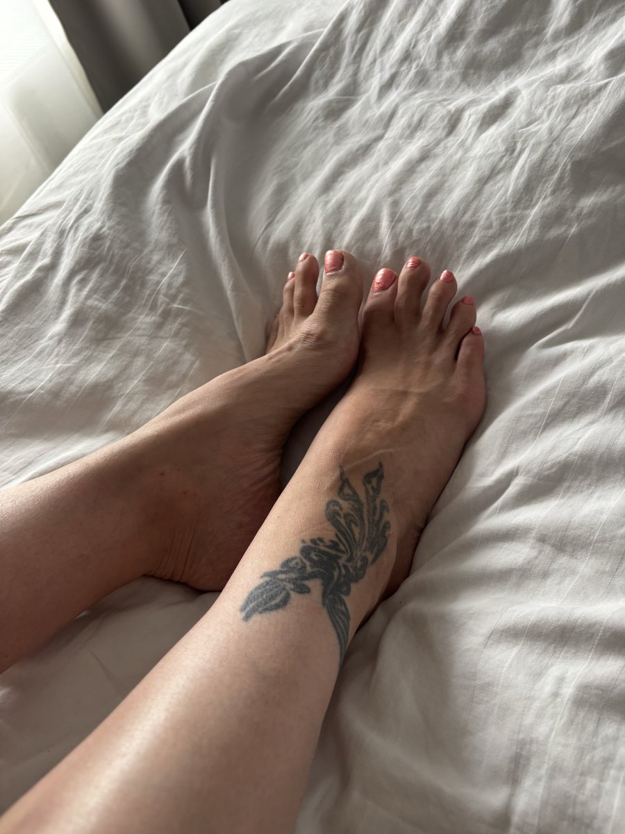 MissBianca_swe's tweet photo. Godmorgon! Dags för miss att boka nu pedikyr. Nya, fräscha sommarfötter betalda av en slav givetvis.
Ner på knä och betala nu din lilla slyna.
https://t.co/J5JYIb9EjB
#findom #femdom #throne #pengaslav #pengagris #fotslav #swefindom #undergiven #fötter #ägarinna https://t.co/4QzWPIP1PU