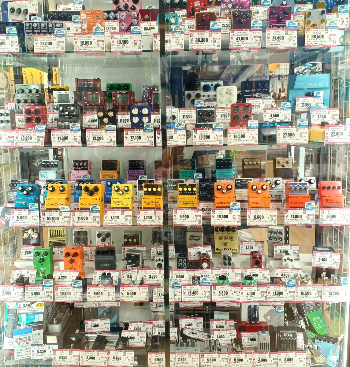 HOH_MNMSETTSU's tweet photo. エフェクター棚潤ってます!
綺麗に分けられたBossコンの並びは圧巻!
飛び道具系もたくさんございますので、お探しのエフェクターもあるかも…?
是非店頭にてお確かめください
#ハードオフ
#エフェクター
#BOSS
#zoom
#Ibanez
#エレキギター https://t.co/iCaQ7xRKEr