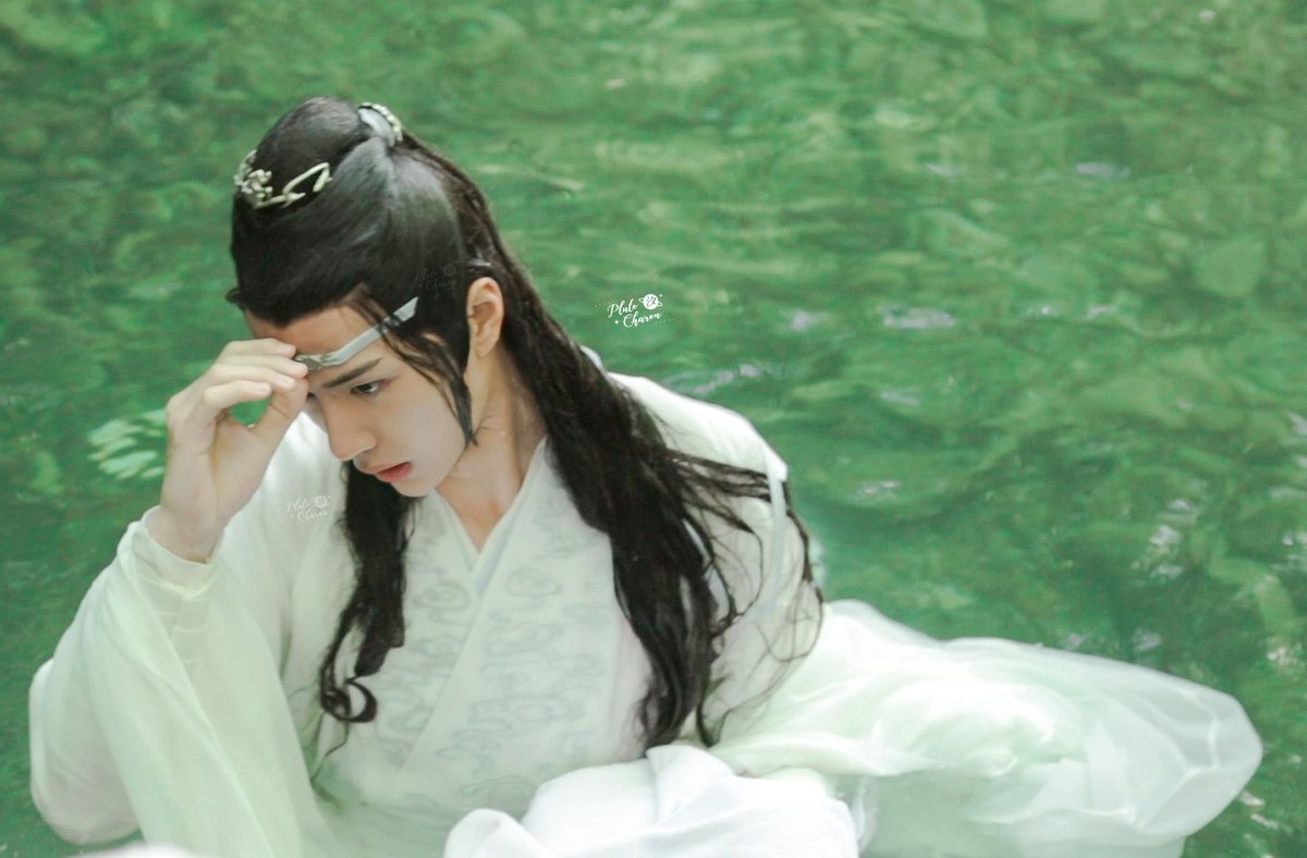 gremlinyibito's tweet photo. one of my fav set of wang yibo pics https://t.co/tXhz01WBi0