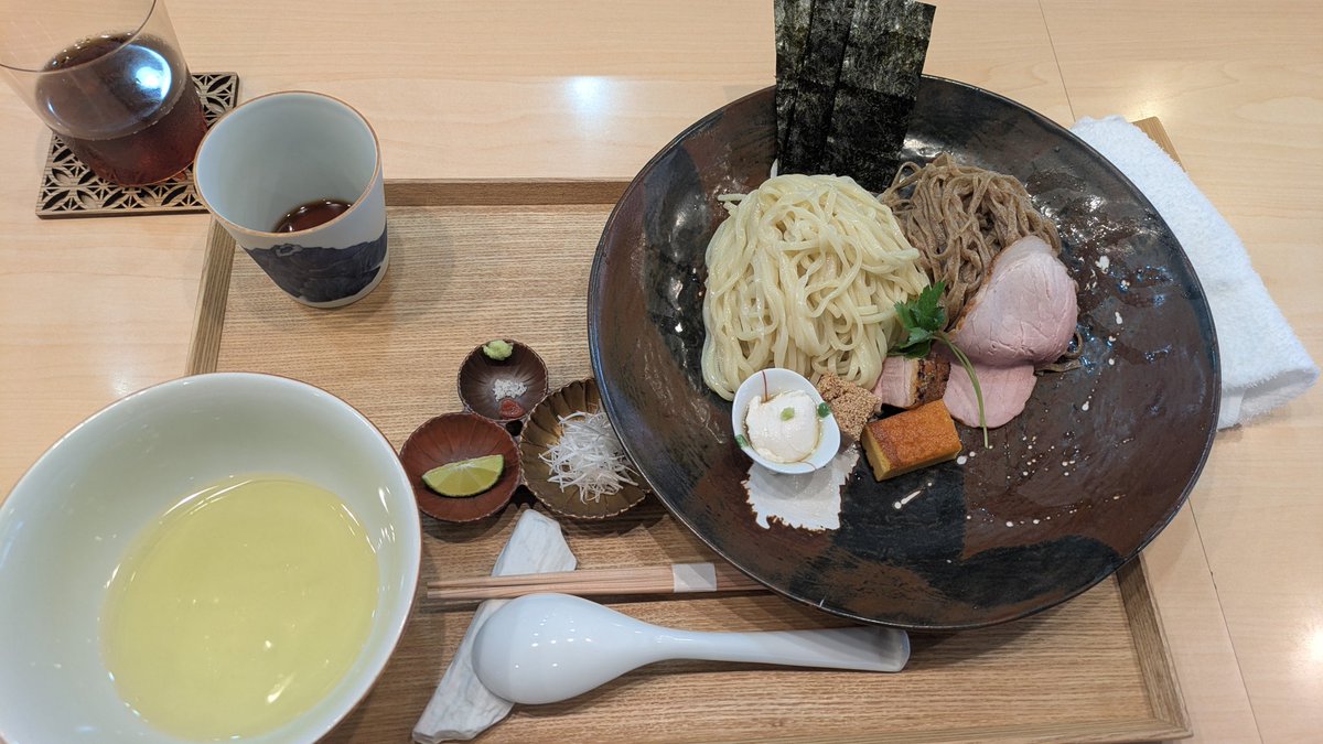 mendohren's tweet photo. しおつけ麺＠飯田商店

小麦香る麺と蕎麦のような2種盛。
冷えたつゆで蕎麦のようにたべ、いざ塩つけダレ。
鶏に殴られるような香り。そして澄んだ塩味。
途中で出汁をかけ、しゃぶ肉で更に変化。最後は鰹出汁で割。
具もスープも全て完成されている。

本当に最高なひとときだった。

またきます。 https://t.co/vCSttqdSbf