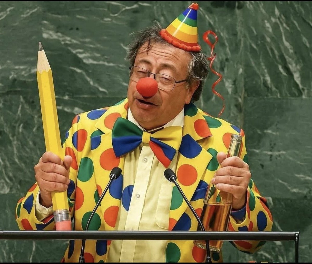 marjedic2009's tweet photo. @VickyDavilaH Petro dándo la orden 🤣😂🤣😂🤡🫠 #PetroYaEsPasado https://t.co/chAn7aiesH