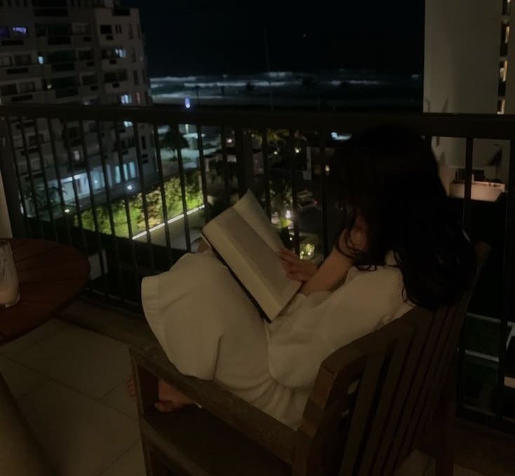 AlejaReads's tweet photo. I will always prefer staying home and reading my book over trying to fit in with society.>>> https://t.co/CoSQmXcQqR