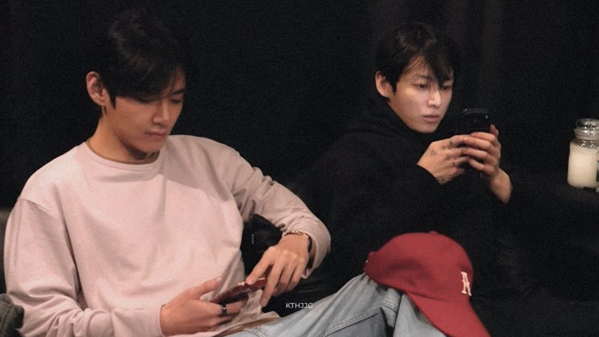 rielausm's tweet photo. — Mal besador | Au kooktae

Taehyung, se sentía excluido por parte de sus amigos al sentirse tan virgen por no haber dado su primer beso, así que estaba decidido a hacerlo con Jungkook, su mejor amigo

#kooktae #au #kookv https://t.co/q3eP5CZJM9