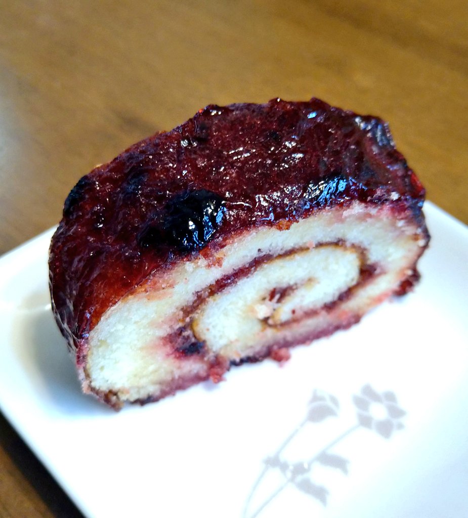 Mikken223's tweet photo. 北海道の「よいとまけ」というお菓子です！(和菓子じゃないかも)
ハスカップのジャムがベチャベチャに付いてておいしい🍇 https://t.co/lfpW32MWJ4