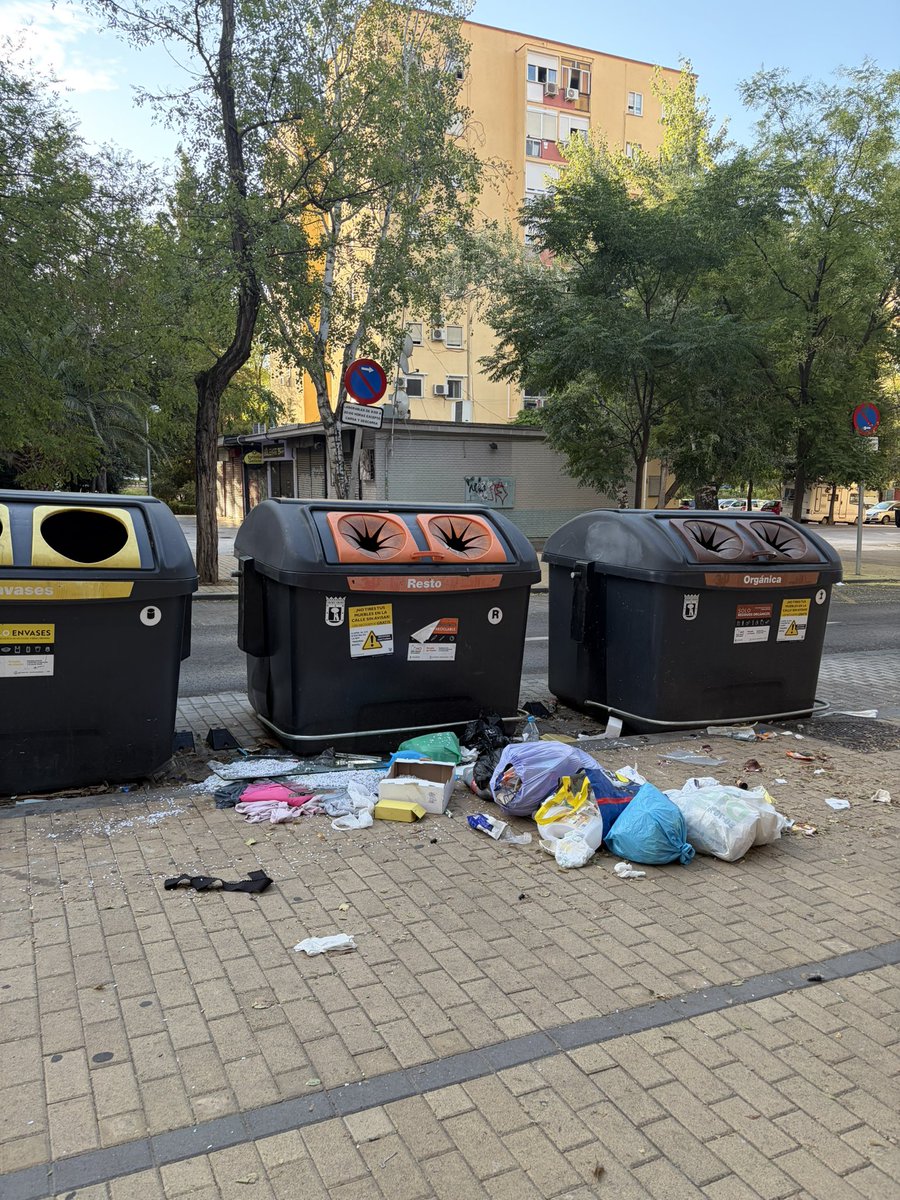 MarielaGG24's tweet photo. Calle Dolorosa 8. ¿ @Lineamadrid la diferencia entre barrios obreros y ricos la vais a seguir perpetuando mucho más? Eso lleva 2 días así, pero es el pan de cada día en esa calle desde hace años…. Cuando vas por barrios del centro no dura ni dos segundos una calle así… https://t.co/V5VKWzL4IZ