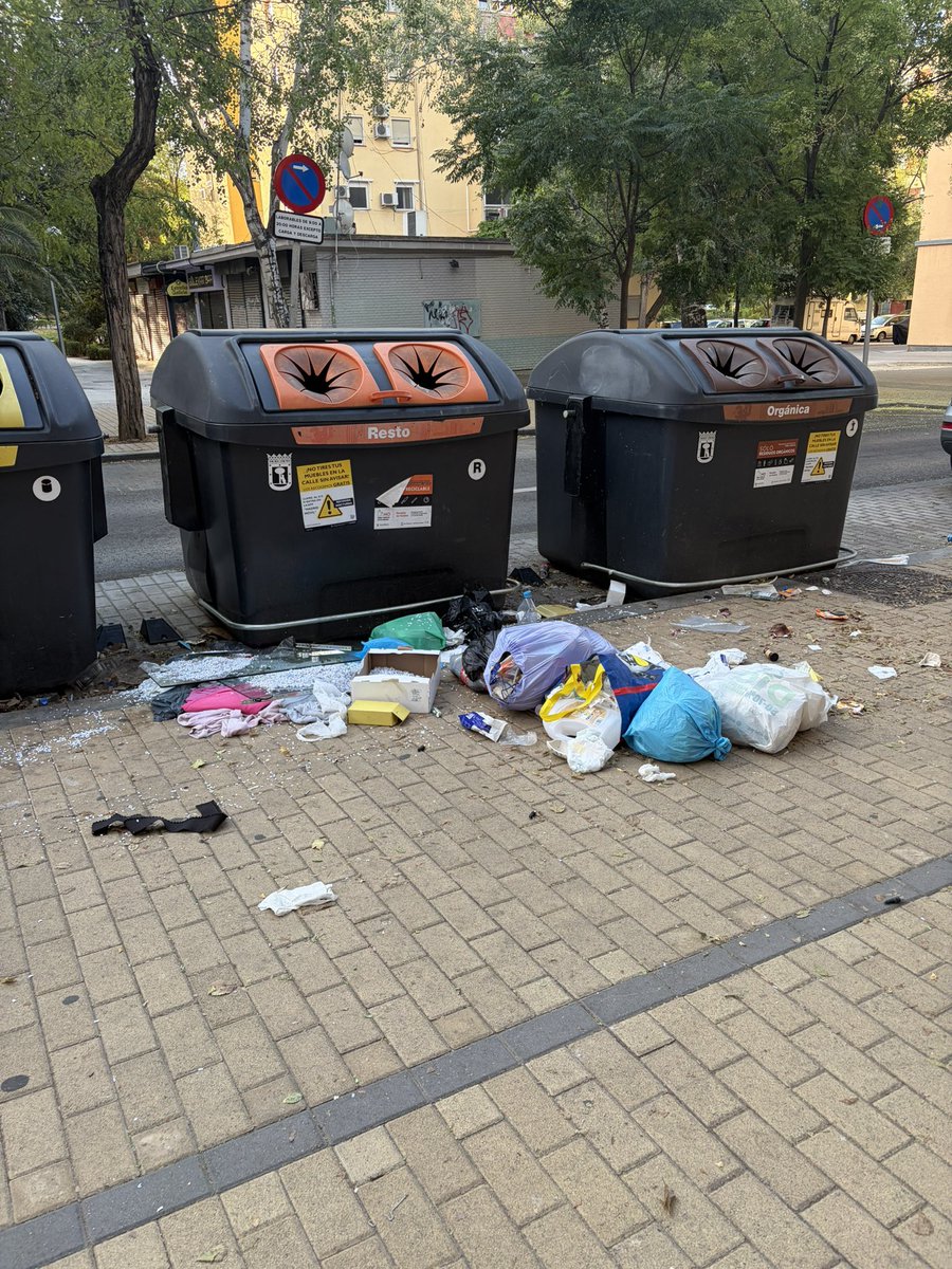 MarielaGG24's tweet photo. Calle Dolorosa 8. ¿ @Lineamadrid la diferencia entre barrios obreros y ricos la vais a seguir perpetuando mucho más? Eso lleva 2 días así, pero es el pan de cada día en esa calle desde hace años…. Cuando vas por barrios del centro no dura ni dos segundos una calle así… https://t.co/V5VKWzL4IZ