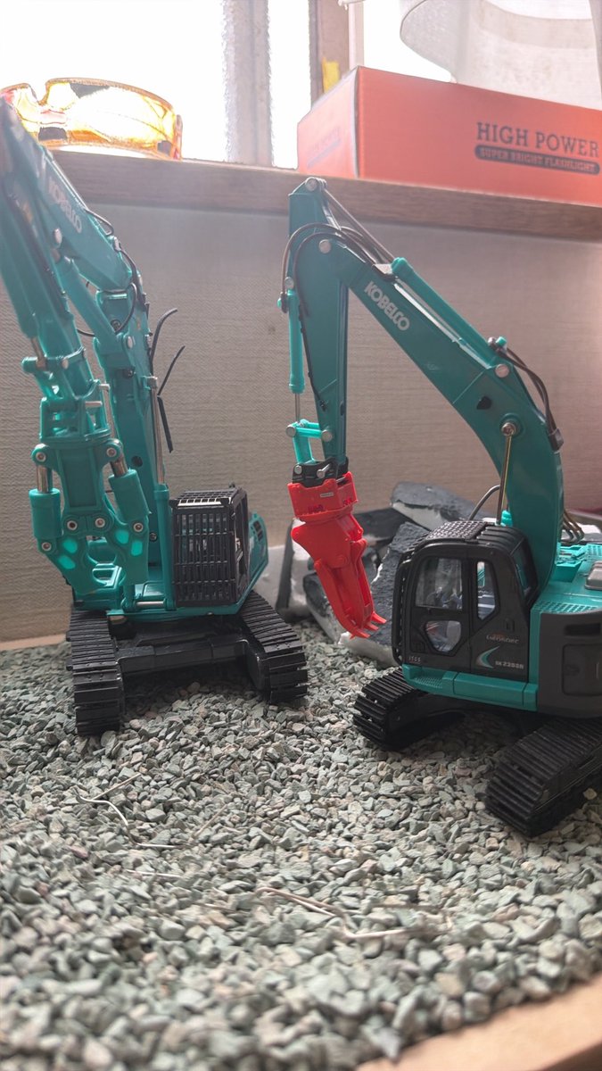 rukaruzd's tweet photo. KOBELCO建機いいねぇ
しかもガチャで出たタグチ工業アタッチメントくそ似合いすぎてえぐいて！ https://t.co/szXCotrrpc
