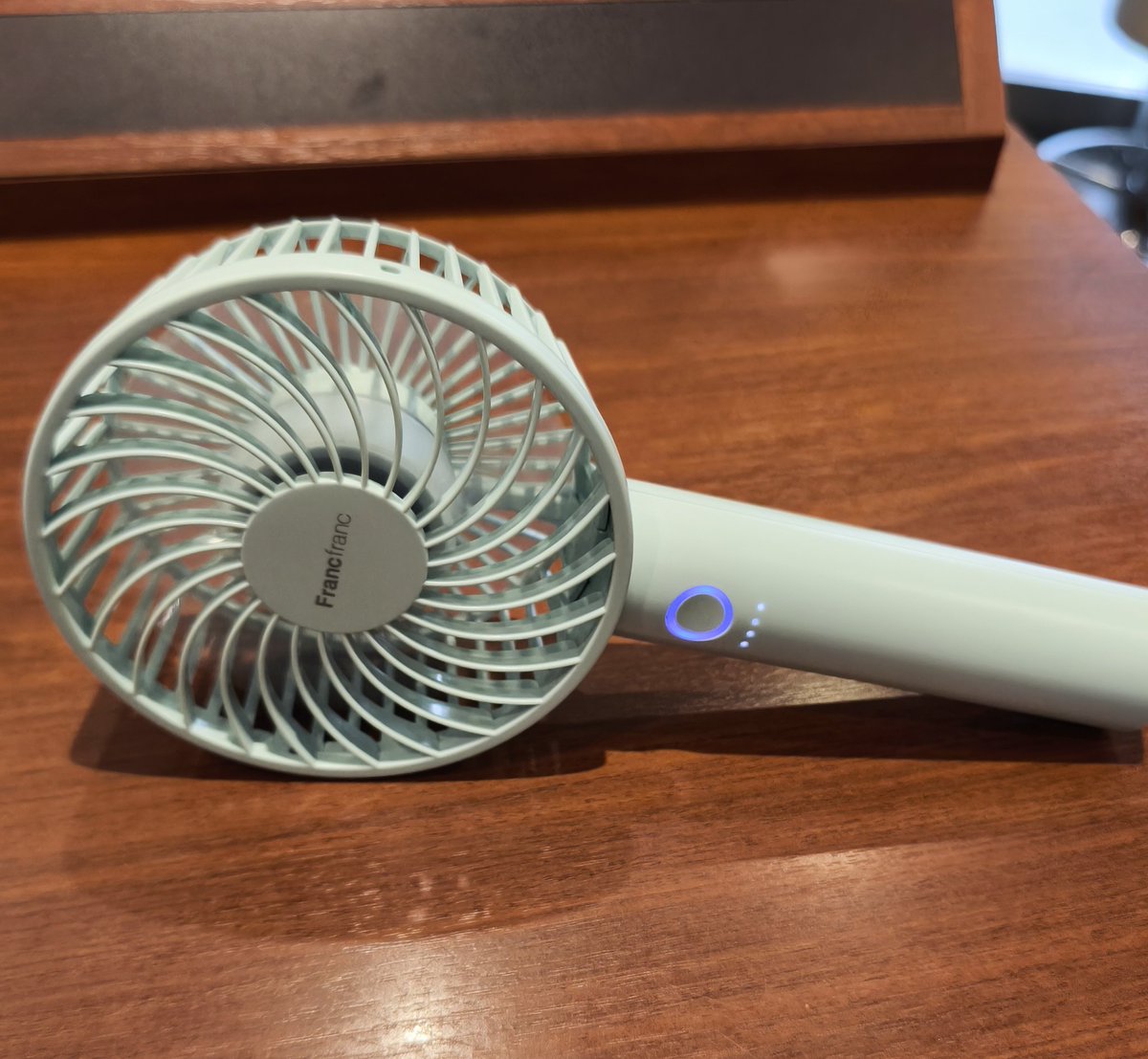 nano_vim_cat's tweet photo. 暑すぎてゲイ扇風機が大活躍 https://t.co/mMQY5RfvVR