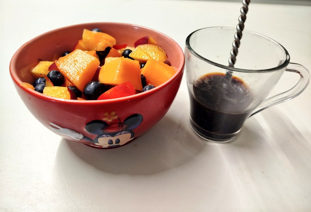 StefanialoveOf's tweet photo. Colazione 
macedonia frutta fresca di stagione 
caffè in tazza grande.

Oggi mi serve molta energia 😍 https://t.co/dviH6X7GxW