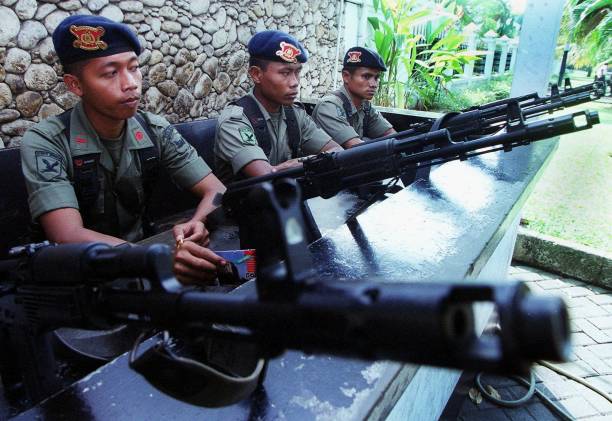 VideoSejarah's tweet photo. 13 Juli 2001, suasana di rumah Jenderal Pol. Bimantoro tegang. Dua peleton Brimob diterjunkan mengamankan kediamannya di Jakarta.

Sehari sebelumnya Presiden Abdurrahman Wahid memerintahkan penangkapan Bimantoro karena membangkang perintah pencopotan dirinya sebagai Kapolri.

Kapolri Bimantoro menolak pencopotan dirinya karena presiden tidak berkonsultasi dengan DPR terlebih dahulu.

Pemerintahan Gus Dur sudah goyah saat itu, ia kehilangan dukungan parlemen dan militer. 10 hari kemudian Gus Dur dimakzulkan dari jabatannya dalam Sidang Istimewa MPR.

📷 AFP / Getty Images