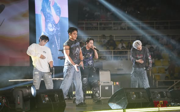 santarosacity's tweet photo. TINGNAN | Balikan natin ang masaya at makulay na pagdiriwang ng ika-22 Cityhood Anniversary ng Lungsod ng Santa Rosa!

Naging tunay na makulay at puno ng enerhiya ang Cityhood Concert sa mga kahanga-hangang pagtatanghal nina Clyde Martin, BGYO, Beks Batallion, at December Avenue, na nagbigay ng walang kapantay na saya at musika sa libu-libong Rosense na nakiisa sa pagdiriwang.

📹: CIO Ramil 

#SerbisyongMakataoLungsodNaMakabago
#TatakArcillasSerbisyongWagas
#CityofSantaRosaLaguna
#HelloSantaRosa
#SantaRosaTheLionCity🦁