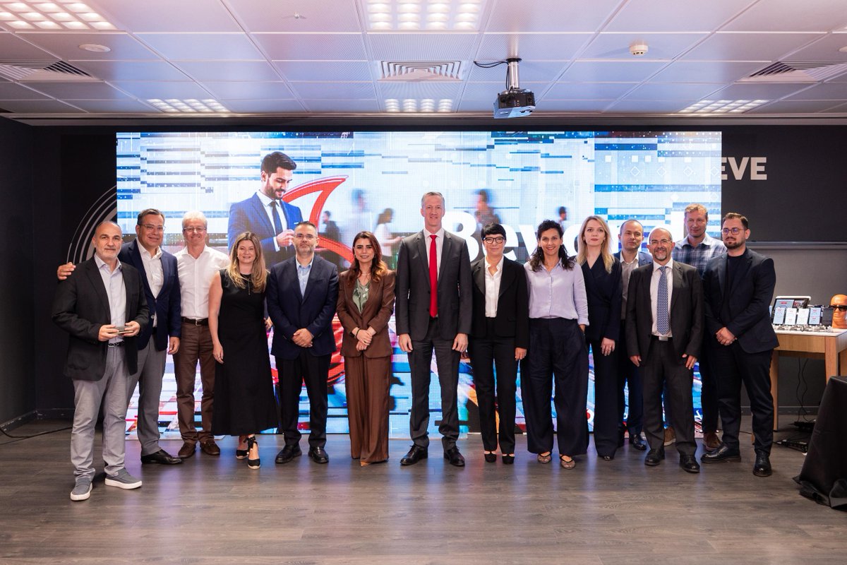 nokianetworks's tweet photo. Nokia and @vodafone Albania showcased an AI-powered Network Slicing solution at a public event in Tirana. Together, Vodafone's 5G Standalone network and Nokia's advanced AI can enable autonomous decision-making to optimize real-time network performance.

https://t.co/B6R8i9Bc8D https://t.co/jPqyo9JO7r
