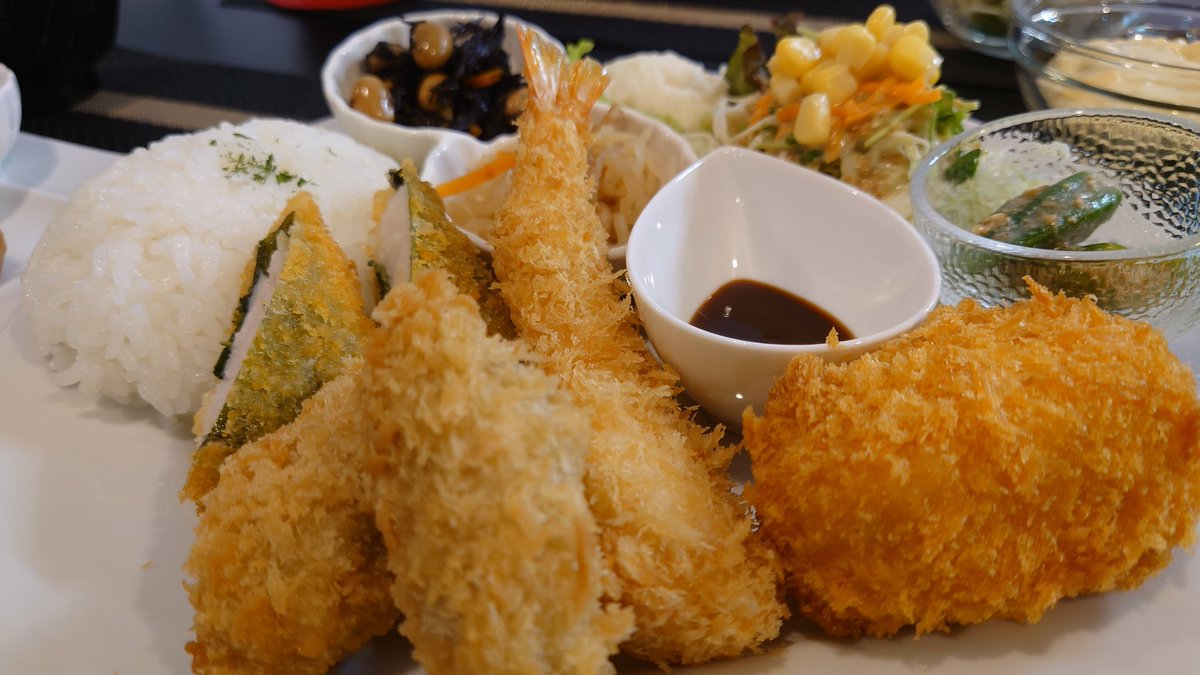 miarii's tweet photo. 260712午後２時半
#BLACKACafe でランチ。僕はここのコーヒーを飲むために日々頑張っています。#エビフライカレー に #ささみシソフライカキフライ定食。#カニクリームコロッケ を添えて。そして、#ソーセージ三種盛り。夫婦二人でシェアしやすいように切り分けてくれていました。ごちそうさまです。 https://t.co/zAbF9ReiDe